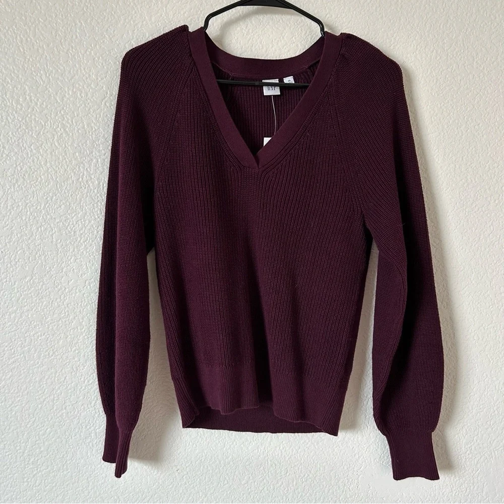 NWT Gap women’s XSmall Long Sleeve V-Neck Plum Purple Sweater